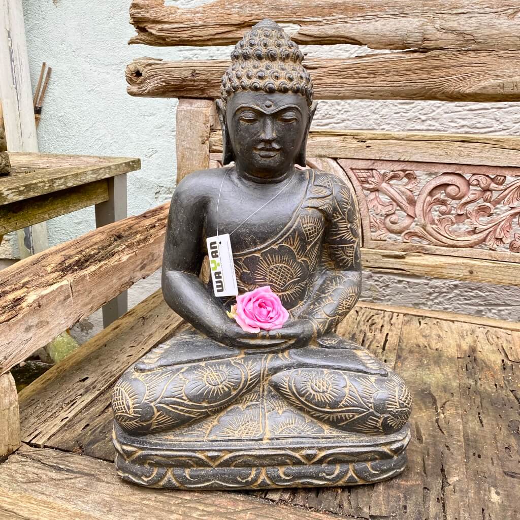 Buddha mit Batikdress Flussstein 60 cm