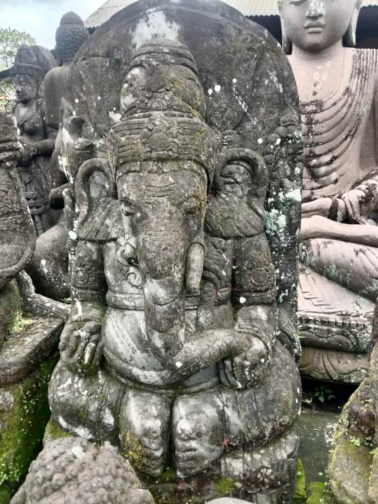 Ehrwürdiger Ganesha mit den Kräften des Monsoons 160 cm