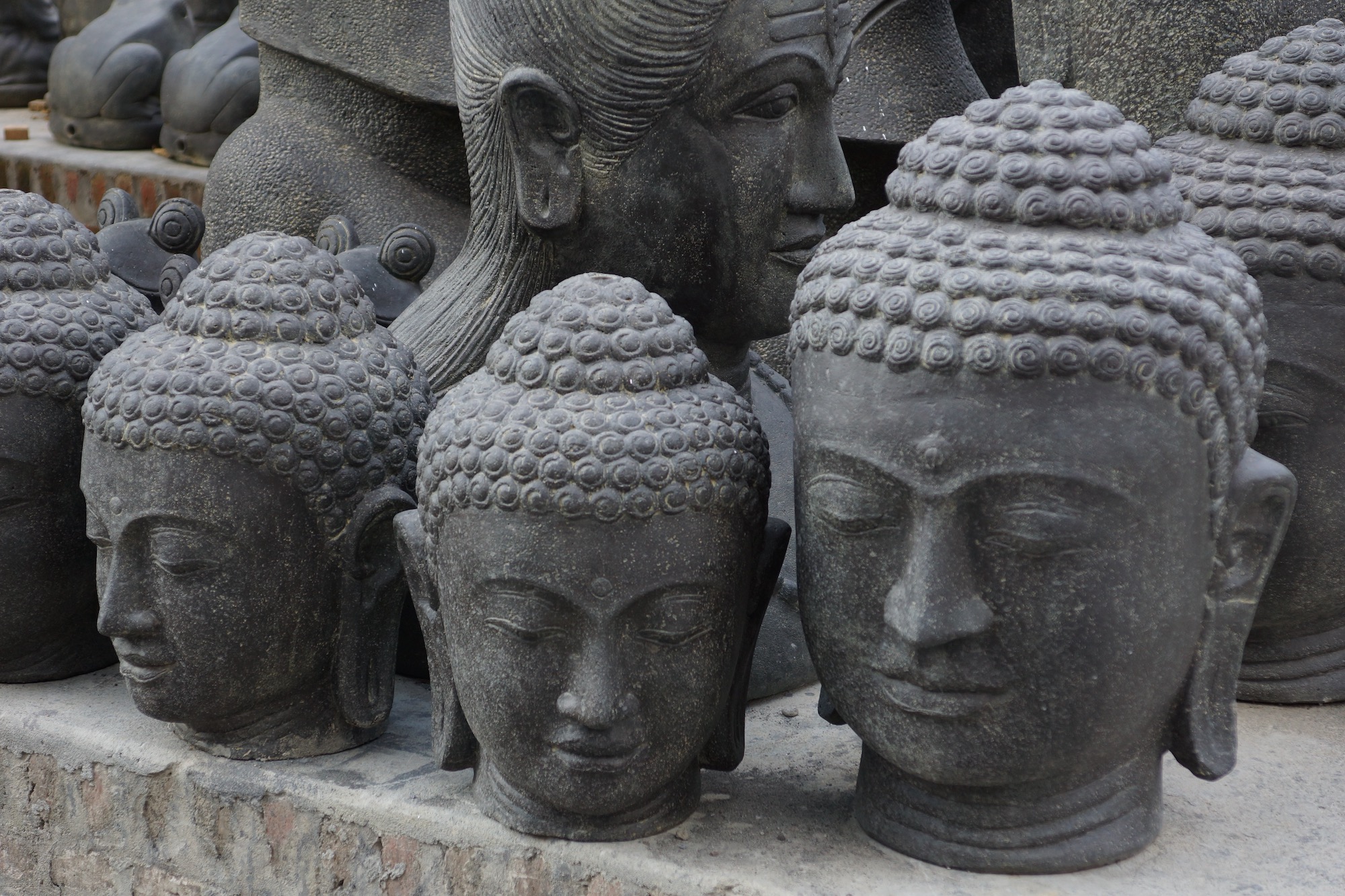 Buddha-Büsten und Buddha-Köpfe