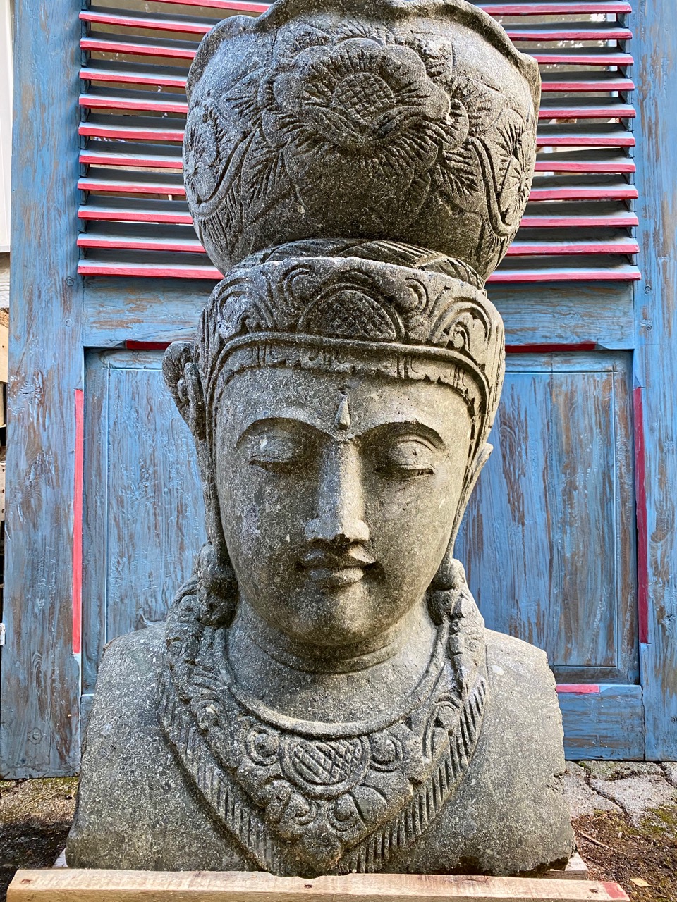 Steinbüste der Göttin Dewi mit Pflanztopf