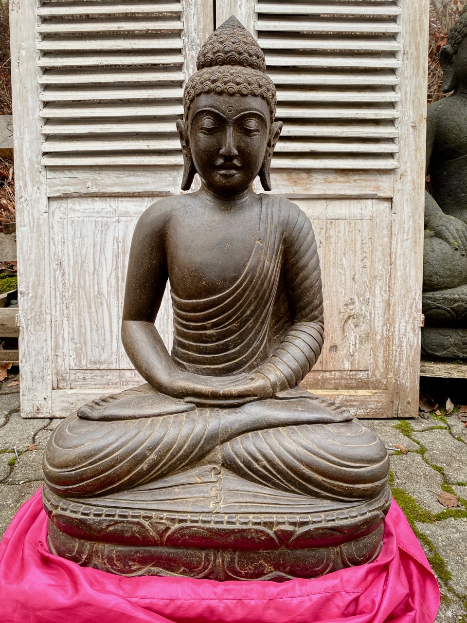 Meditierender antik Buddha Riverstone 81 cm