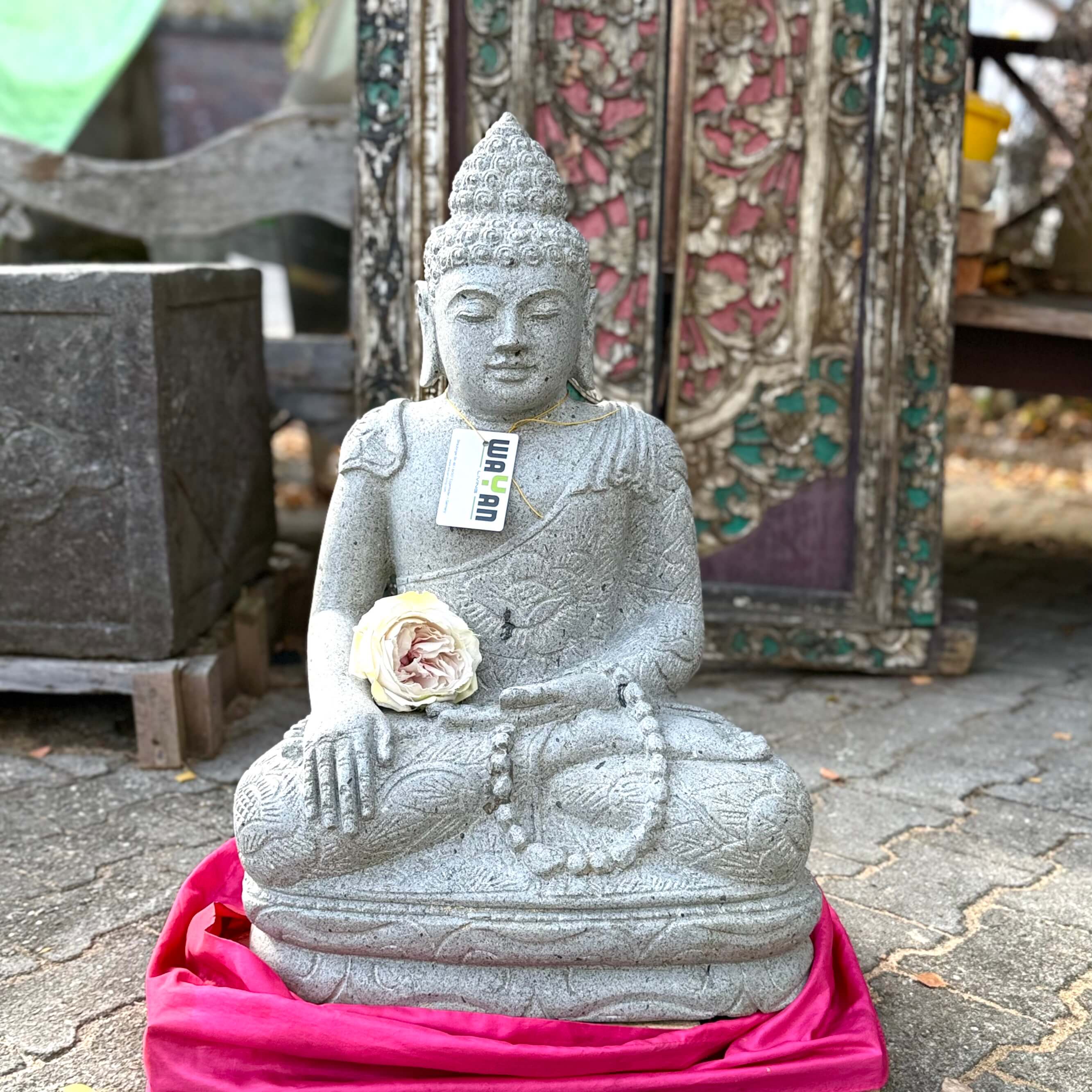 Buddha Figur weisser Flussstein mit Blumendekor 67 cm