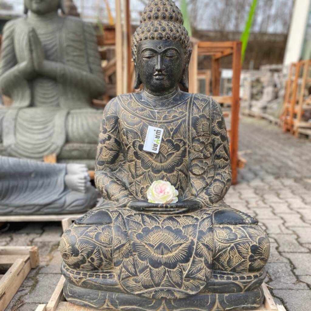 Buddha aus Flussstein mit Arabesken 104 cm
