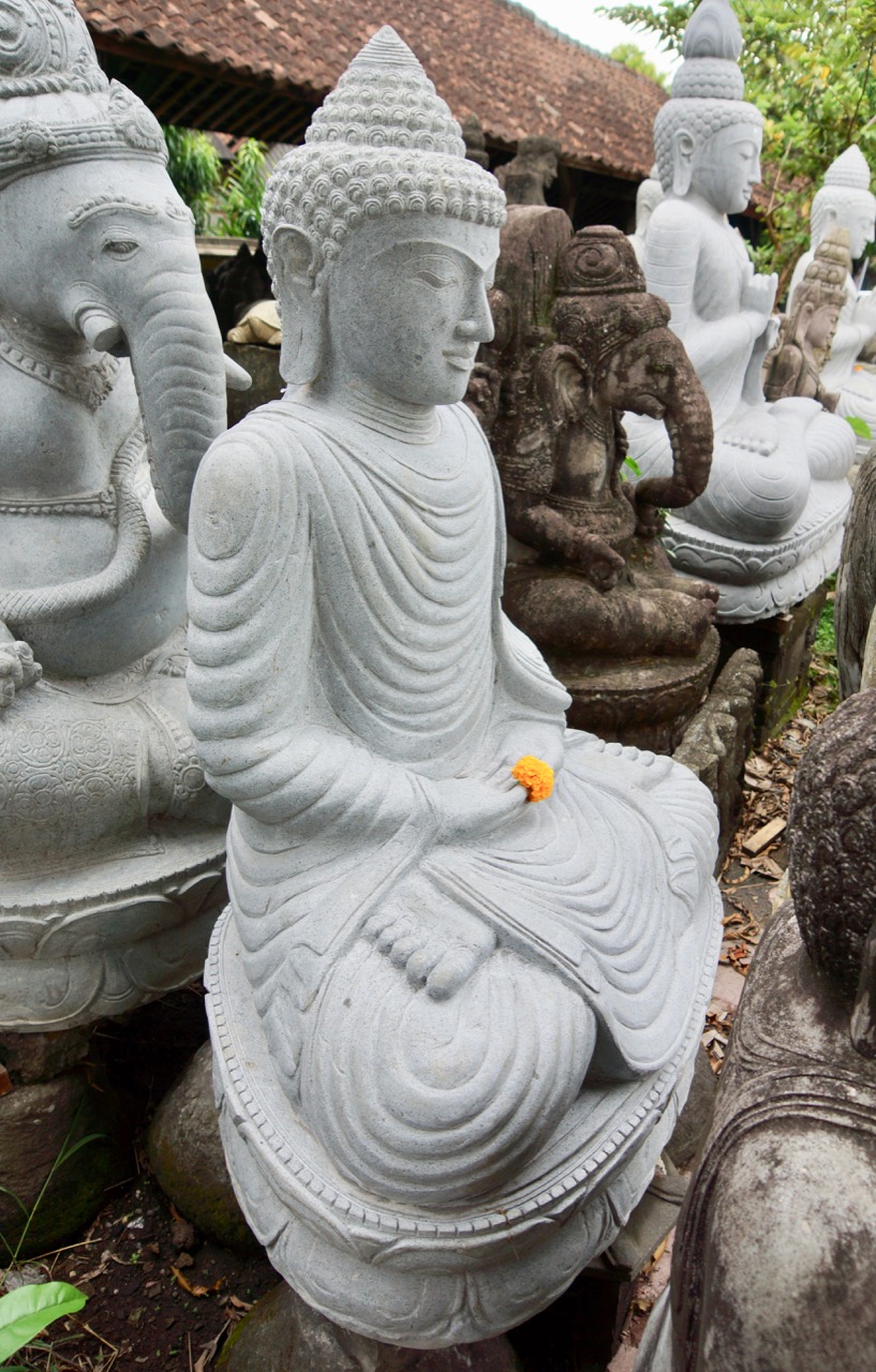 große Buddhastatue handgeschlagen