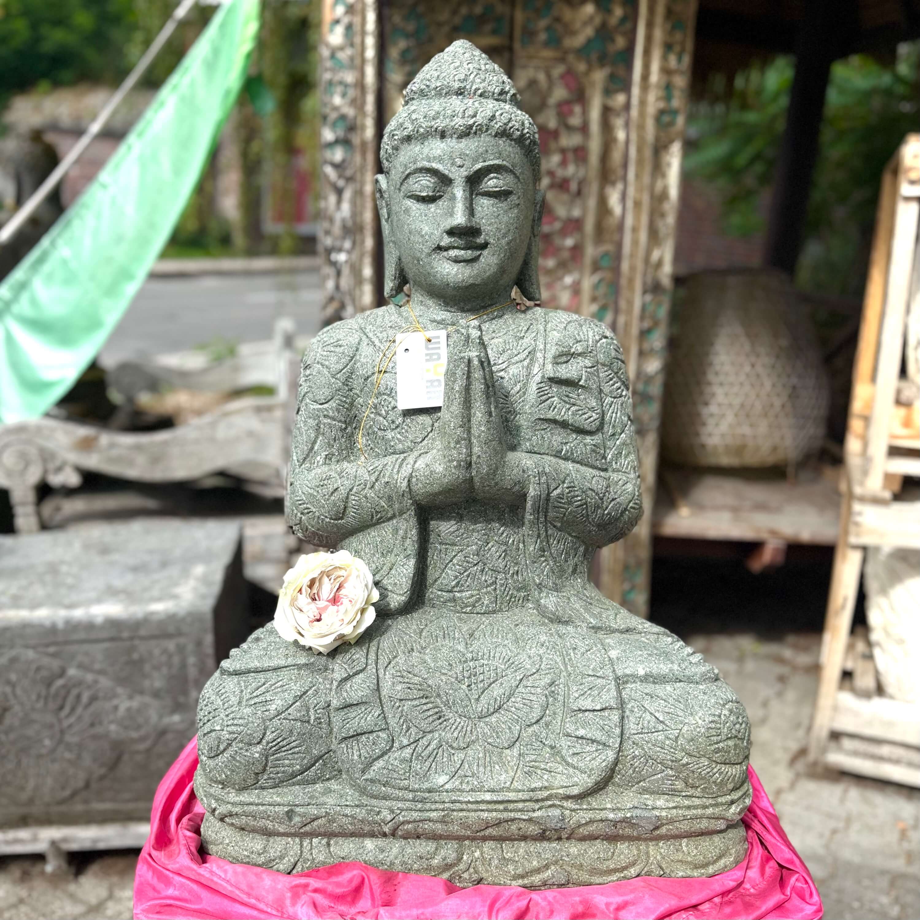 Buddha Statue mit opulentem Umhang und Blumendekor 84 cm