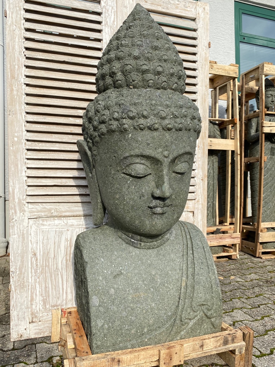 große Buddhabüste aus Stein