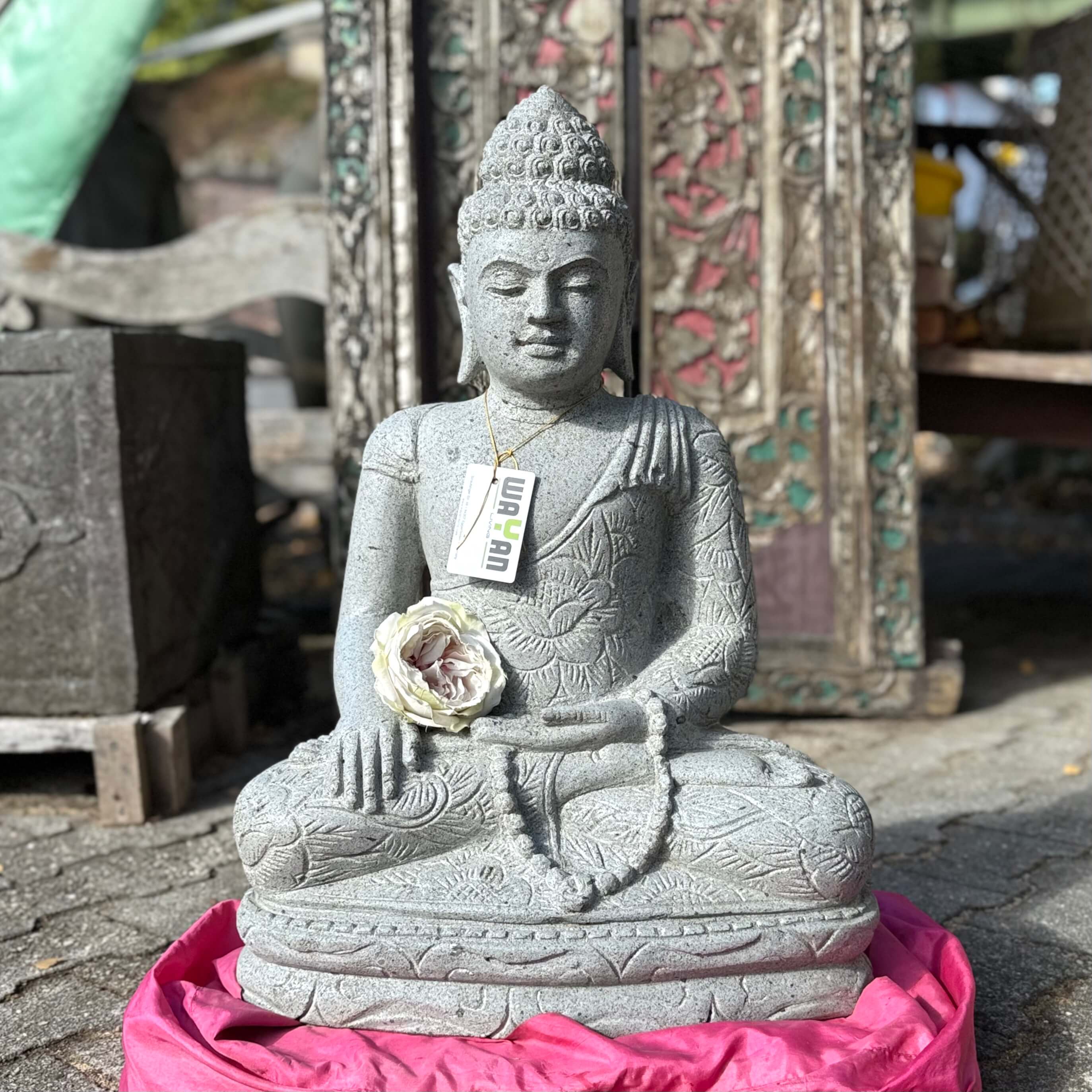 Buddha mit Batikdress und Gebetskette Flussstein 69 cm