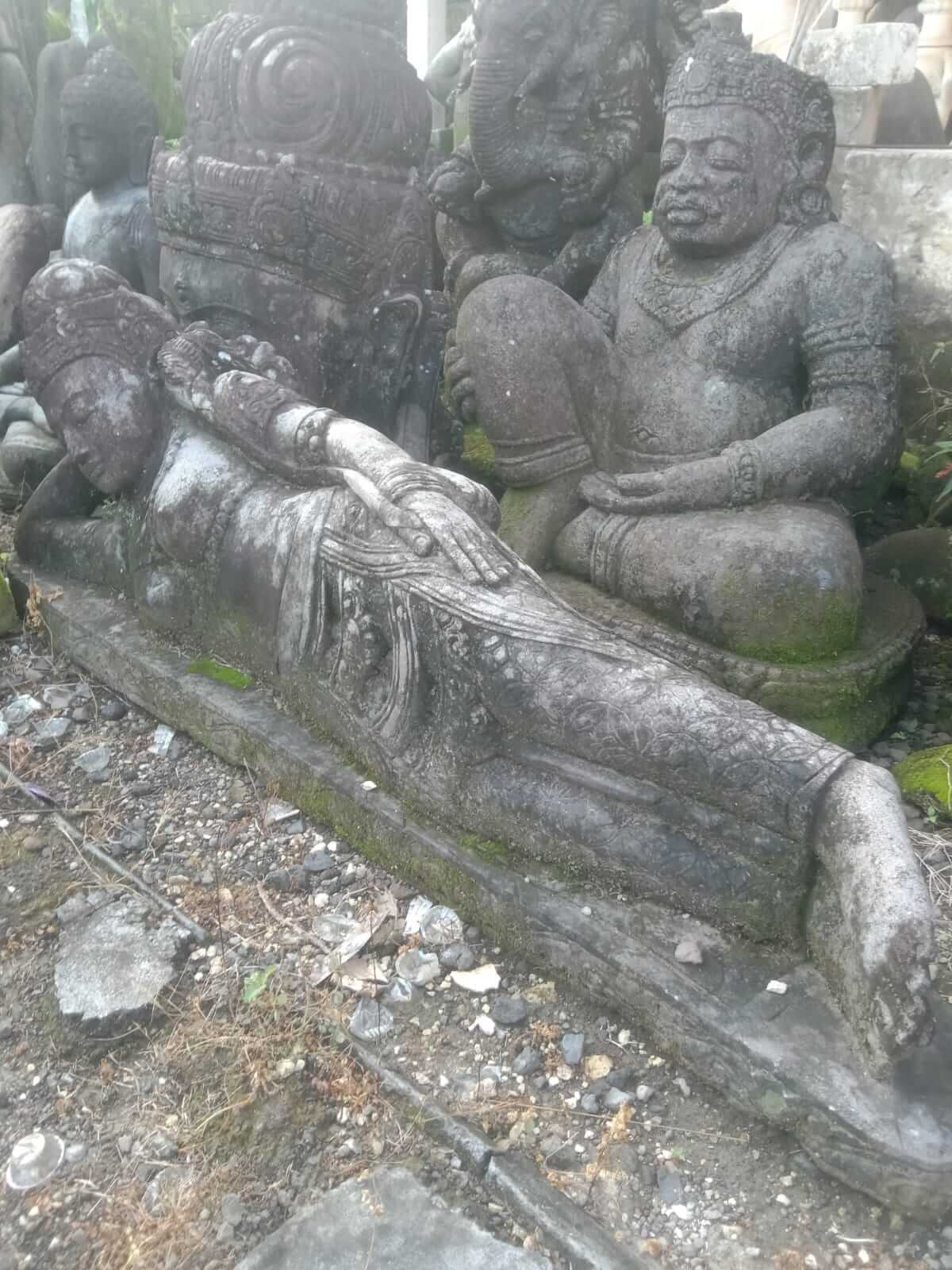 liegende Göttin Dewi Riverstone mit Monsoonfinish 160 cm