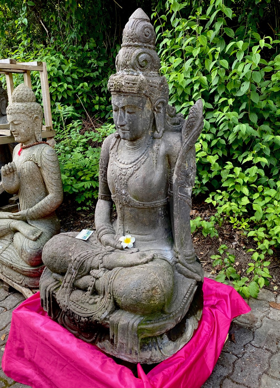 Steinfigur Göttin Dewi mit Monsoonfinish