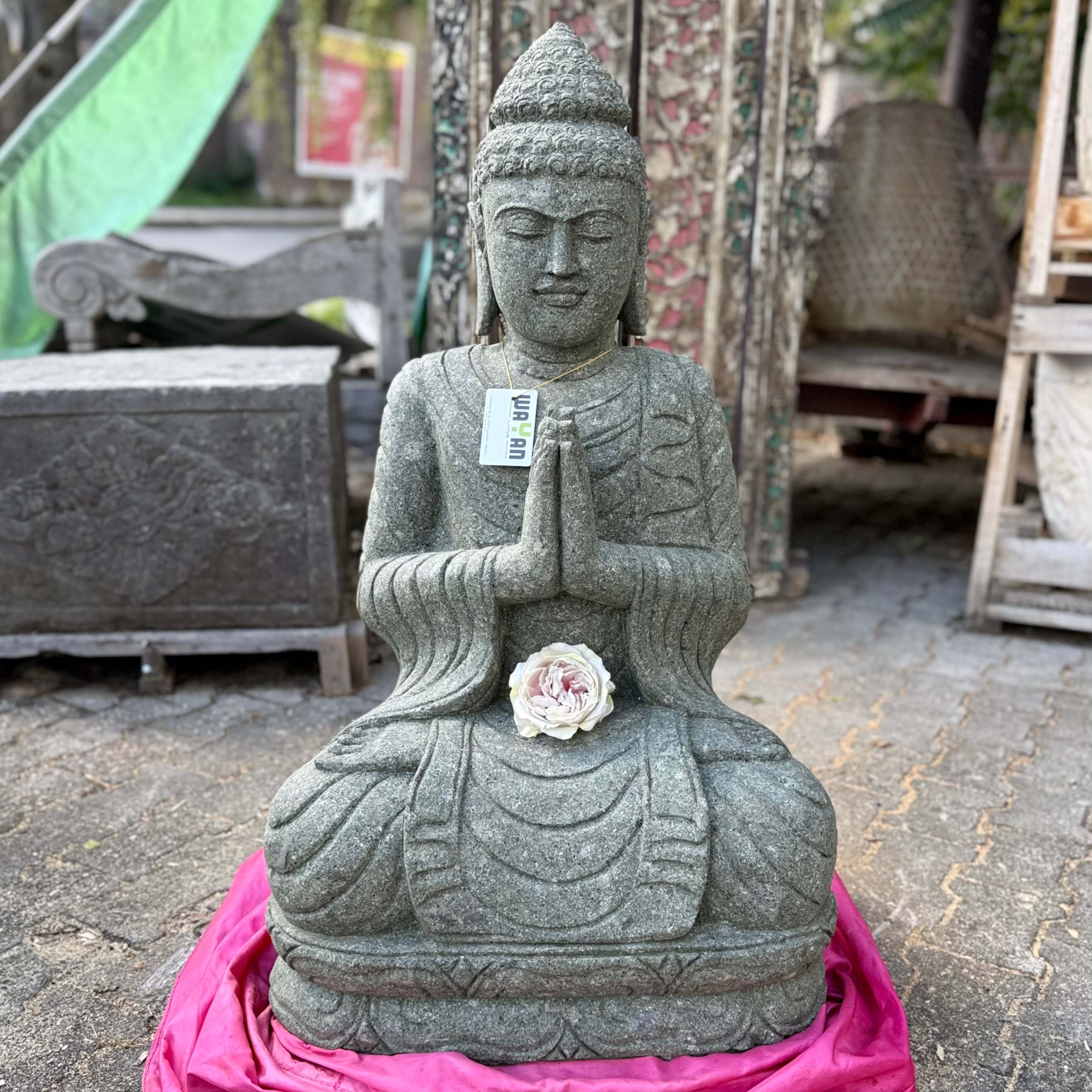 Namaste Buddha Skulptur mit üppigem Umhang 100 cm