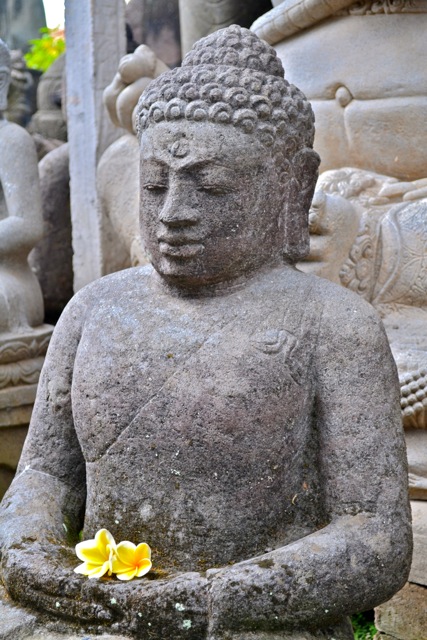 Buddha Gartenfigur aus Stein 93 cm