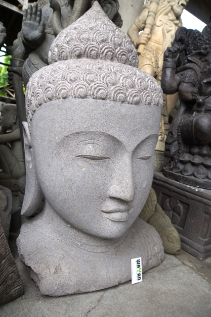 exzellente Buddhabüste aus weissem Stein für den Garten