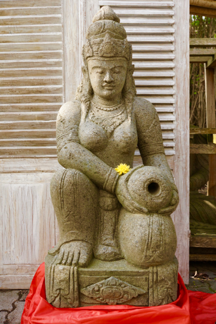 Gartenfigur Dewi aus Stein 122 cm