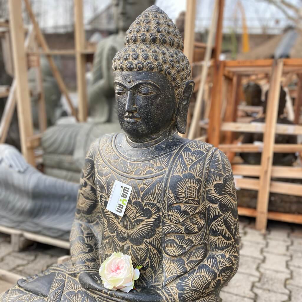 Buddha aus Flussstein mit Arabesken 104 cm