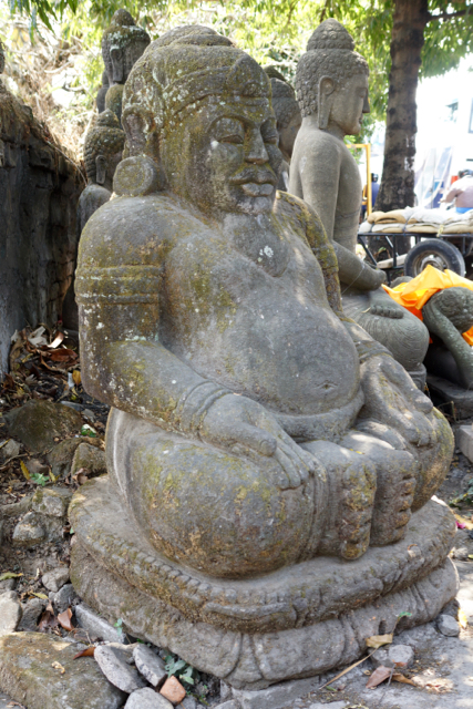 mächtige Steinfigur aus Bali