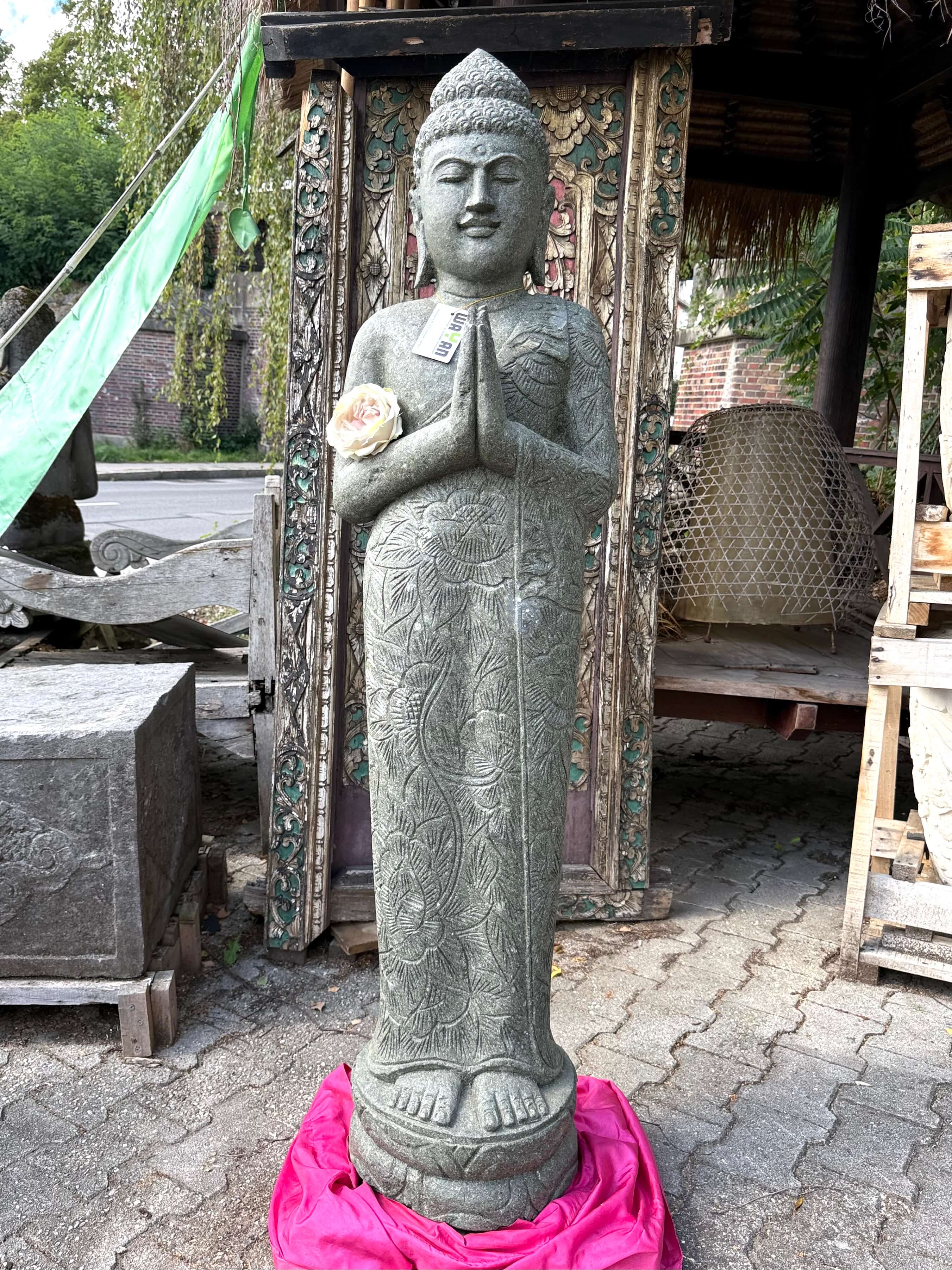 Namaste Buddha Steinstatue mit Blumendekor 156 cm