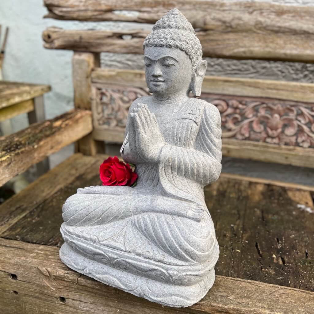Buddhafigur  aus  weissem Flussstein 64 cm