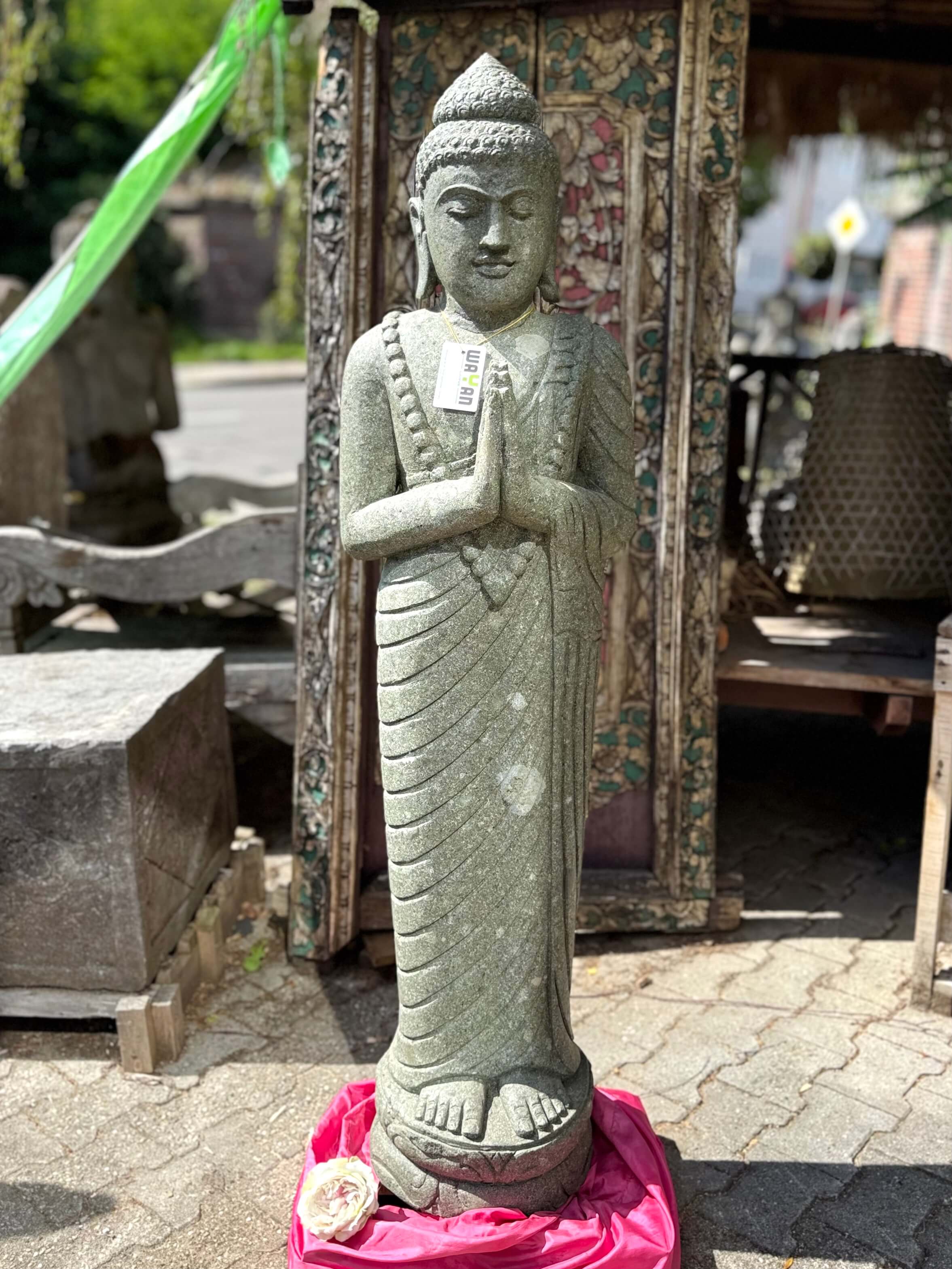 grüßende Buddha Steinskulptur stehend mit Mala 150 cm