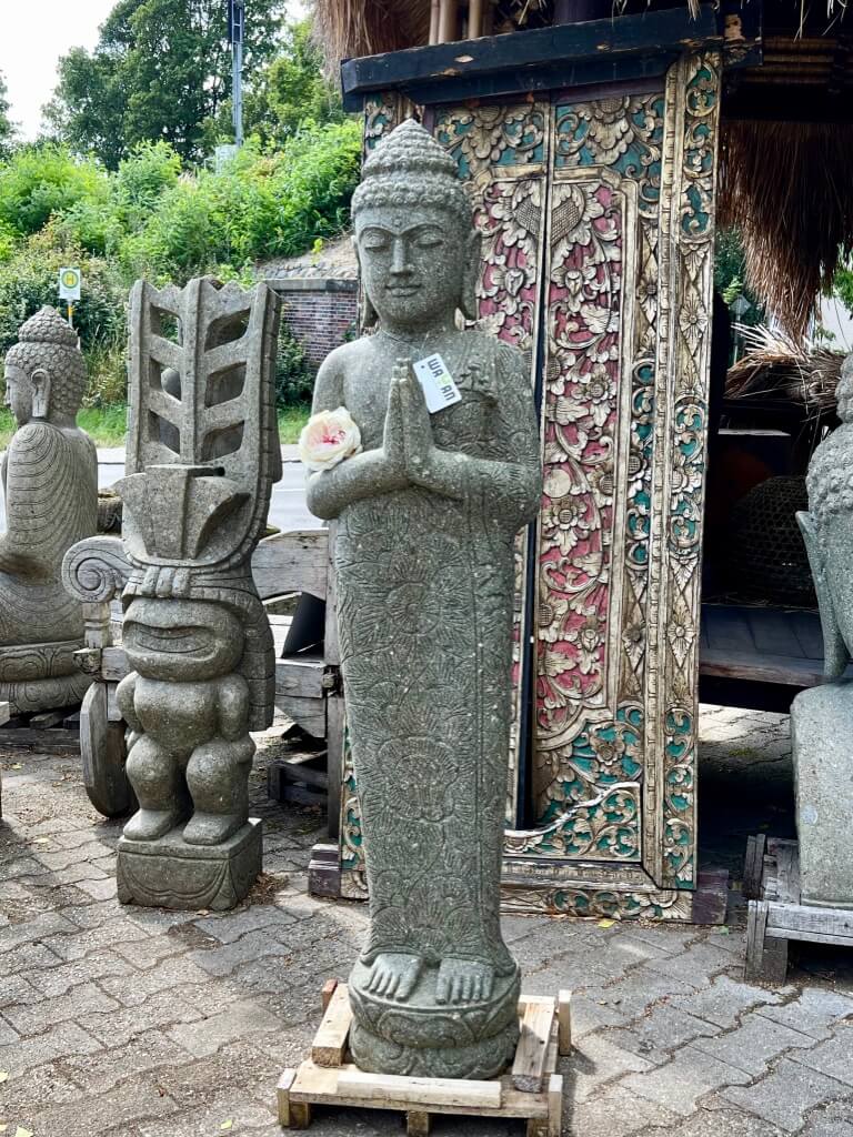 Namaste Buddha mit Batikdress 152 cm