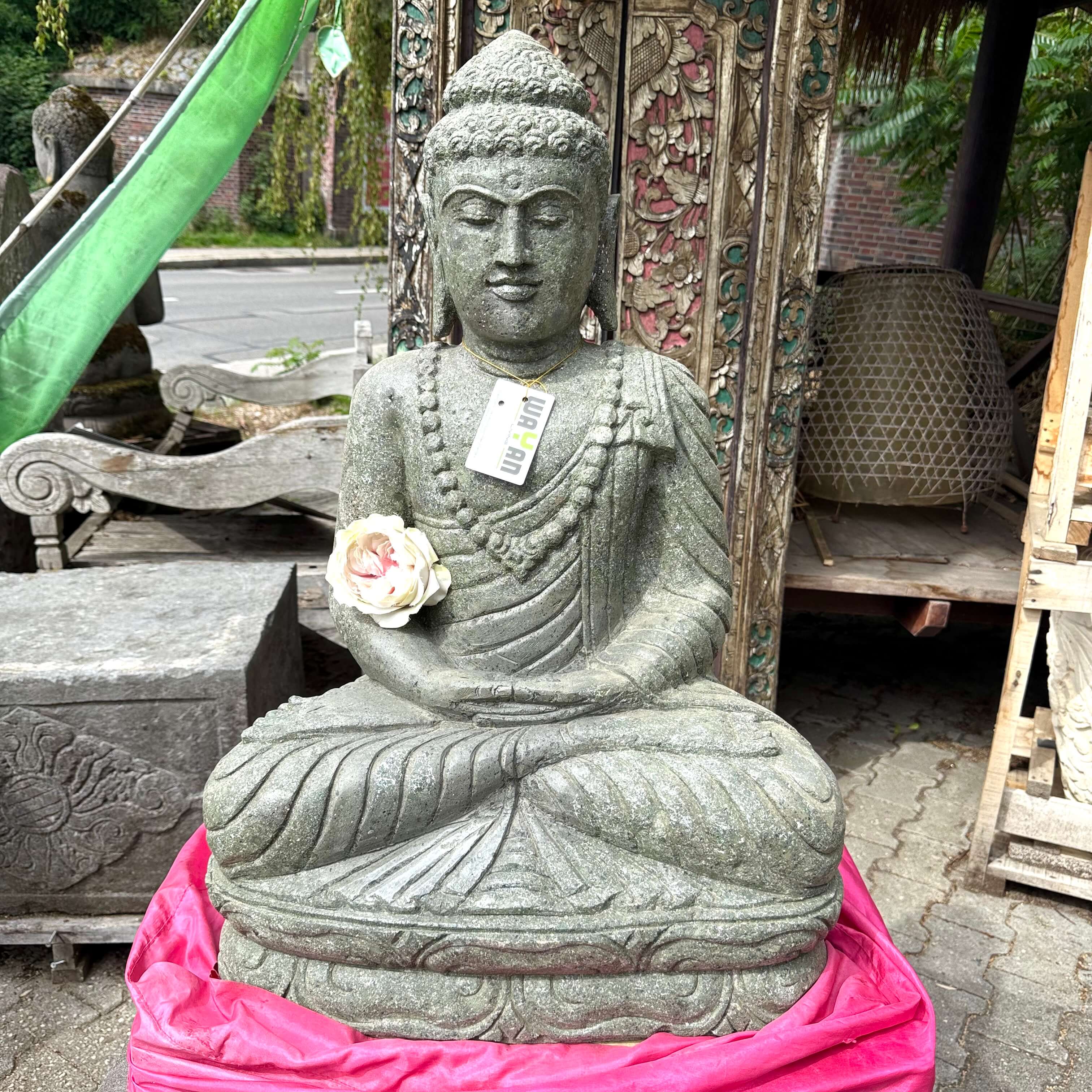 sitzender Steinbuddha mit Mala in Meditationshaltung 80 cm