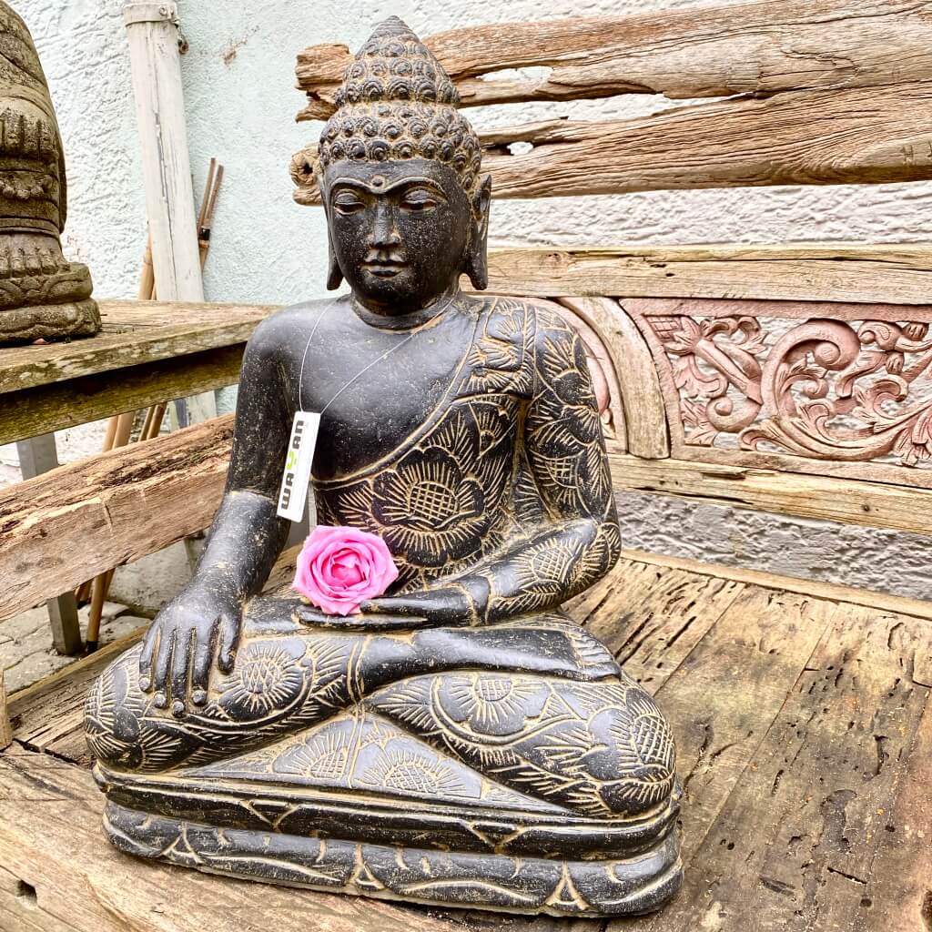 Buddhastatue Flussstein mit Batikdress 62 cm