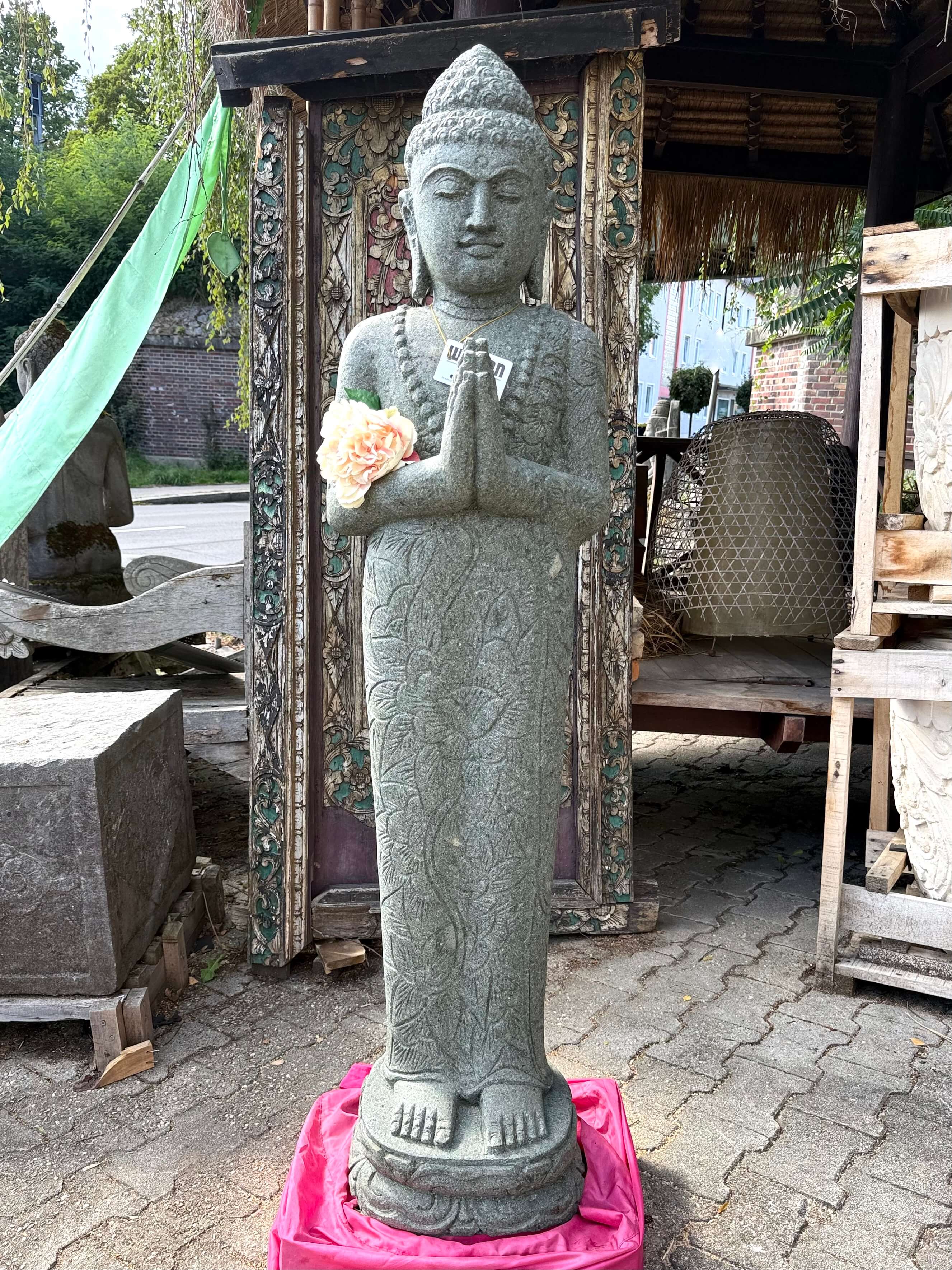 Namaste Buddha Skulptur mit Arabesken 152 cm