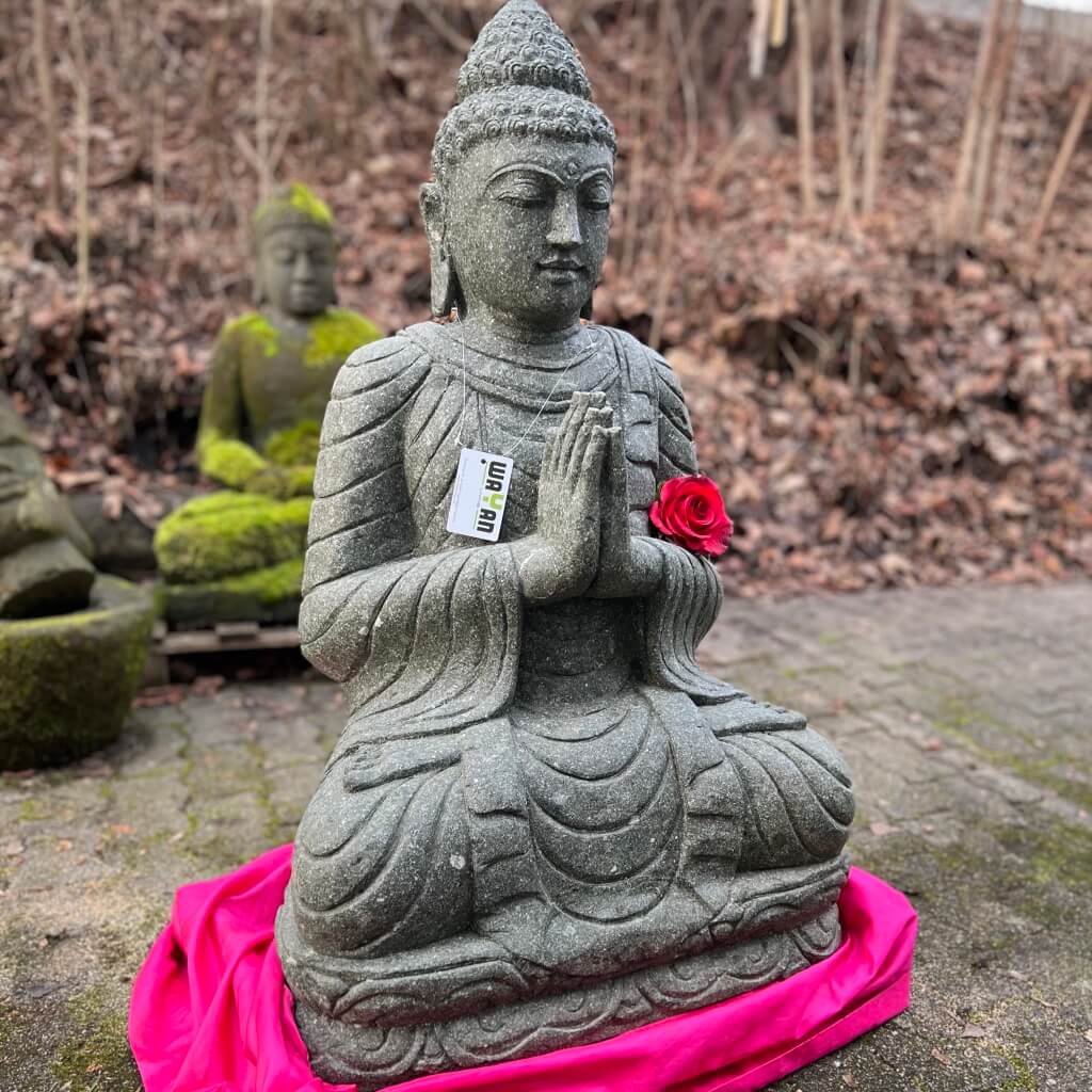 Buddha mit opulentem Umhang 105 cm