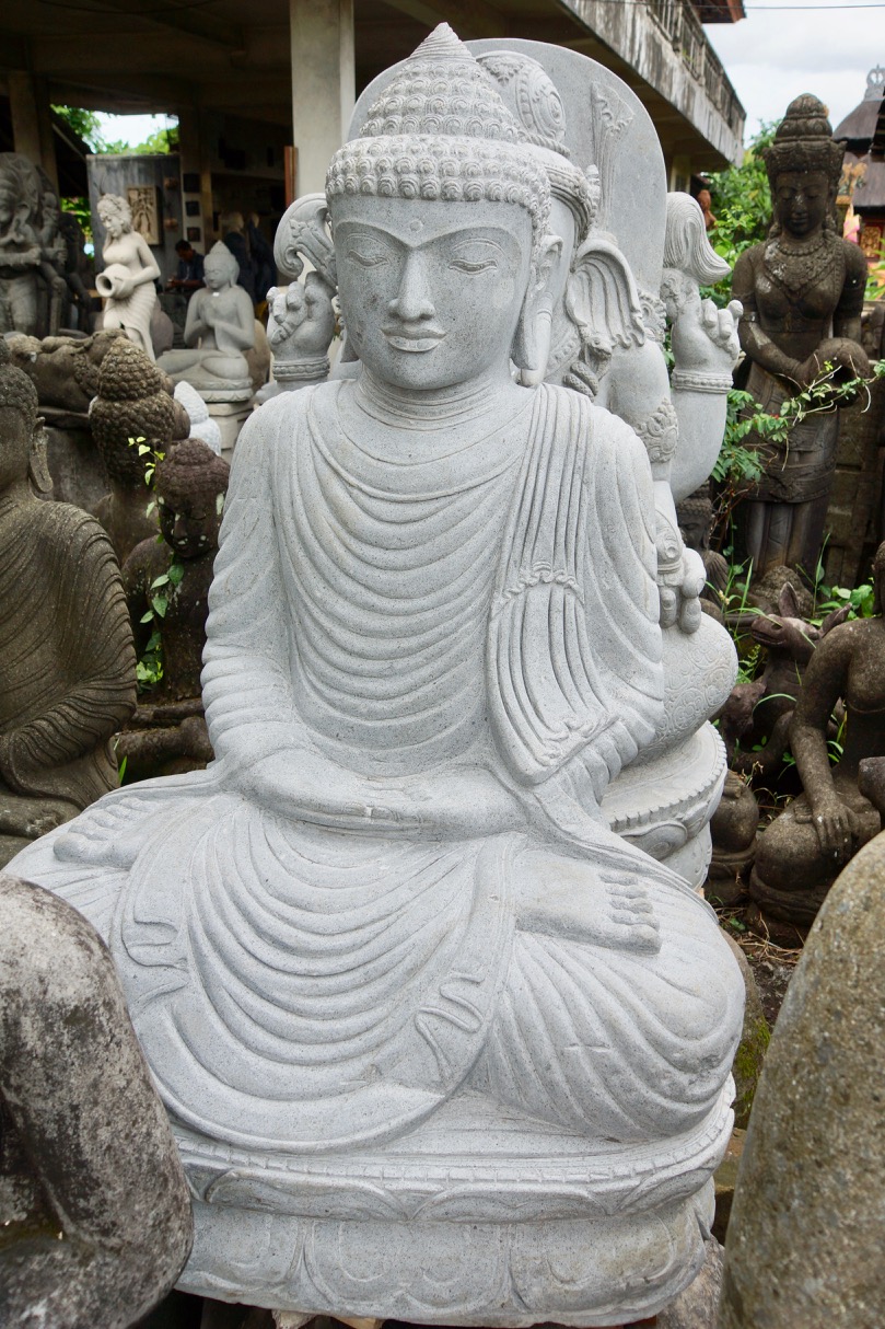 Buddhastatue aus weissem Flussstein