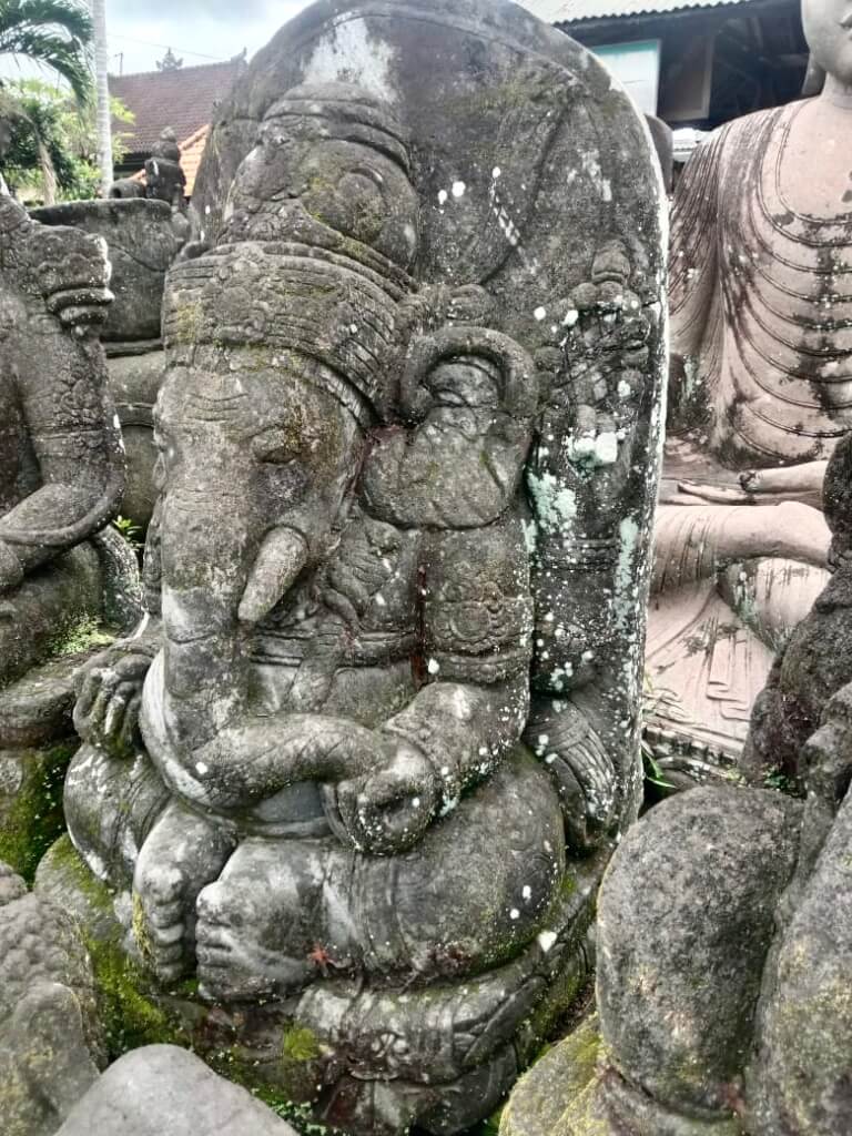 Ehrwürdiger Ganesha mit den Kräften des Monsoons 160 cm